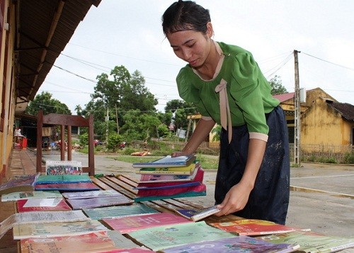 Cô giáo Lê Thị Quỳnh ở xã Lương Sơn, huyện Thường Xuân (Thanh Hóa) đang phơi đống sách giáo khoa bị ướt do mưa lũ.