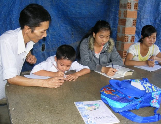 Người thầy tật nguyền ngày 2 buổi lên lớp dạy cho trẻ em nghèo.