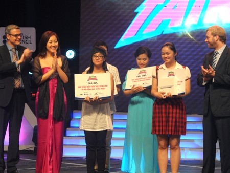 Hoa hậu thế giới người Việt Ngô Phương Lan trao giải cho các thí sinh