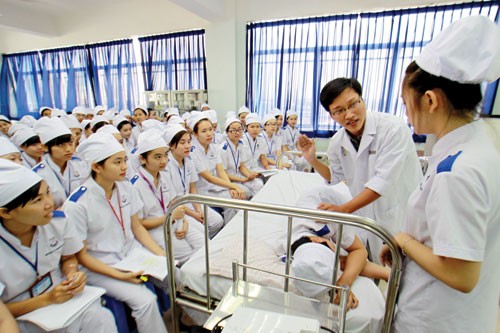 Sinh viên ngành điều dưỡng ĐH Nguyễn Tất Thành trong giờ thực hành