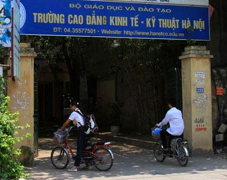 Trường CĐ Kinh tế - Kỹ thuật Hà Nội bị dừng tuyển sinh năm 2012.