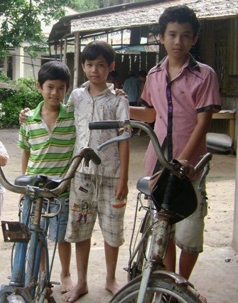 Ba anh em Vương mơ ước mua xe đạp mới.