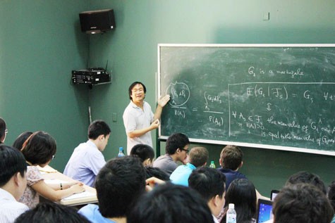 GS Nguyễn Tiến Dũng trong một giờ giảng bài cho các sinh viên