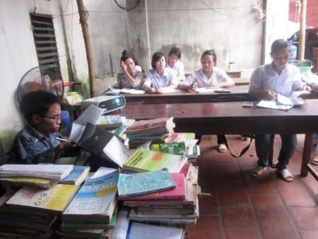 Thầy Chu Quang Đức đang dạy học sinh tại nhà