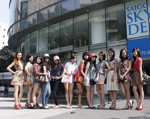 12 thí sinh vòng chung kết Miss Teen khoe sắc trước tòa nhà cao nhất TP HCM.