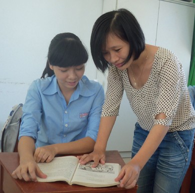 Cô Nguyễn Thị Nghĩa - giáo viên dạy Văn đang chỉ bài cho cô học trò “cưng” Thúy Nga.