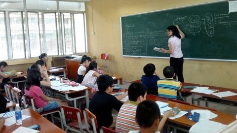 Trong một lớp bồi dưỡng kiến thức văn hóa cho HS lớp 5 chuẩn bị thi lên lớp 6 ở Hà Nội.
