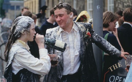Các sinh viên ĐH Cambridge thường kỷ niệm việc kết thúc kỳ thi bằng cách phun rượu vang và ném bột vào nhau khi họ hòa vào các đường phố trung tâm.