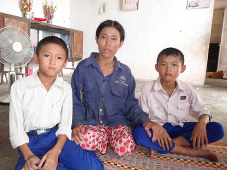 Chị Hồ Thị Công và hai con trai Mai Xuân Sơn (bên phải) và Mai Xuân Dương (bên trái).