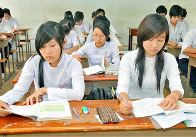 Học sinh lớp 12A10 Trường THPT Lương Văn Can Q8 trong giờ ôn học môn Anh văn.