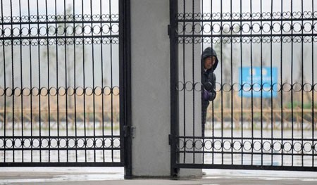 Khi Diệu Đình học, mẹ đứng chờ ngoài cổng