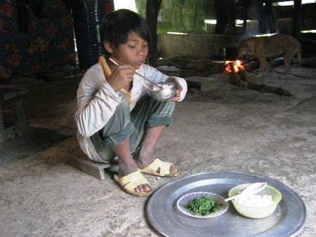 Rớt nước mắt khi chứng kiến bữa cơm trưa đạm bạc của cậu bé mồ côi cả cha lẫn mẹ Cao Xuân Linh.