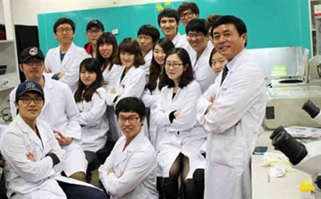 Giáo sư Nguyễn Văn Thuận (ngoài cùng bên phải) và các sinh viên trường KonKuk, Hàn Quốc.