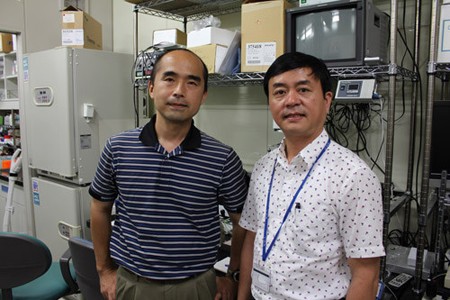 GS Nguyễn Văn Thuận (bên phải) và một đồng nghiệp.