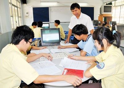 Sinh viên khoa CNTT Trường Cao đẳng Kinh tế Kỹ thuật Phú Lâm trong giờ học lý thuyết.