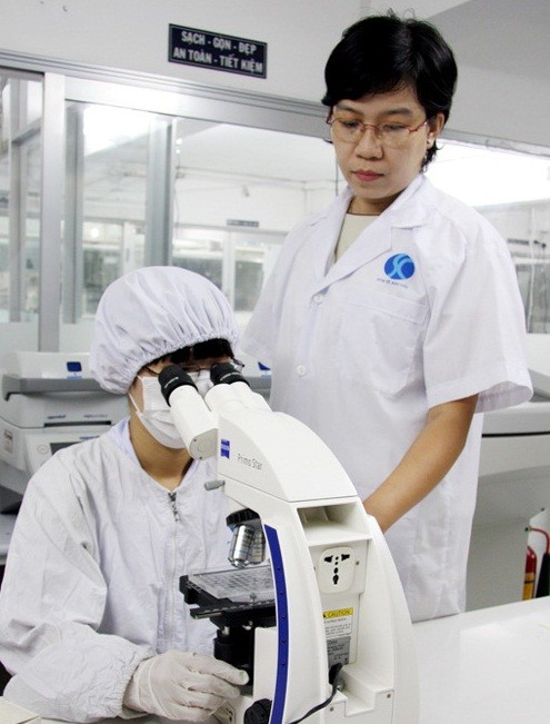 TS Trần Lê Bảo Hà hướng dẫn sinh viên nghiên cứu tại phòng thí nghiệm nghiên cứu và ứng dụng tế bào gốc Trường ĐH Khoa học tự nhiên (ĐHQG TP.HCM)