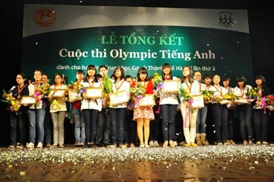 Các thí sinh đạt giải tại Olympic tiếng Anh năm 2012.