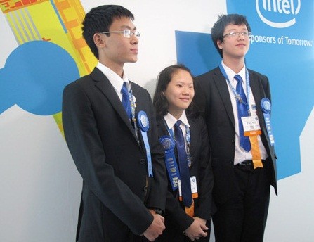 Đội Việt Nam đeo huy hiệu dành cho những người đoạt giải Nhất tại Hội thi Khoa học và Kỹ thuật Quốc tế (ISEF) năm 2012 diễn ra tại Mỹ.