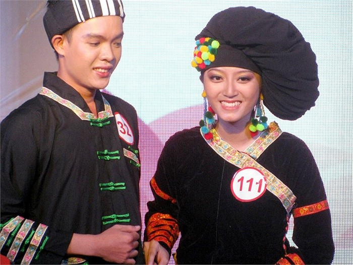 Trong phần thi trình diễn, thí sinh bốc thăm để chọn trang phục dân tộc Việt Nam để trình diễn và giới thiệu nét văn hóa của dân tộc đó. >> NHAN SẮC YÊU KIỀU CỦA CÁC NỮ DOANH NHÂN TƯƠNG LAI >> Hotgirl Thảo My "đốt cháy mùa đông" đón Noel >> HOTGIRL KHẢ NGÂN, BẢO TRÂN KHIẾN SAO HÀN PHẢI GHEN TỊ >> Ngôi sao Missteen Thảo My khiến cộng đồng mạng "nổi sóng" >> MISS CUXI VIỆT HUÊ KHOE DÁNG XINH >> Hotgirl Linh Hàn gợi cảm đón mùa đông về >> Nữ sinh Học viện Hành chính hóa thân thành thôn nữ xinh đẹp >> HOA KHÔI SINH VIÊN YÊU KIỀU BÊN "NGỰA SẮT" >> Vẻ đẹp căng tràn của Hoa khôi Missteen Diễm Trang >>Những mỹ nhân từng học tại trường "nhà giàu" RMIT
