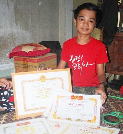 Dù phải chống chọi với bệnh xương thủy tinh, 9 năm liền, em Nguyễn Trọng Tín vẫn giữ vững danh hiệu học sinh giỏi.