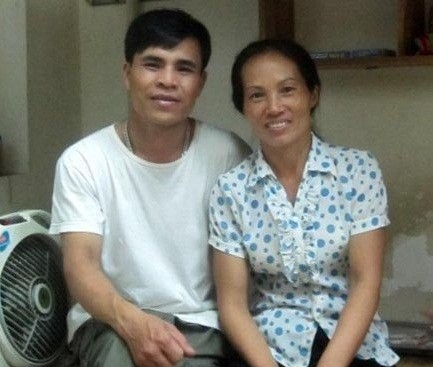 Vợ chồng anh Nguyễn Văn Thỏa trong dịp đưa con gái lên Hà Nội dự thi Đại học – tháng 7/2012