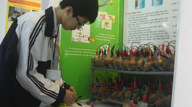 Đỗ Hoàng Hải, học sinh Trường THPT Việt Đức - Hà Nội, thành viên nhóm nghiên cứu chế tạo pin từ củ khoai tây với đề tài được giải ba hội thi khoa học, kỹ thuật cấp quốc gia năm 2012