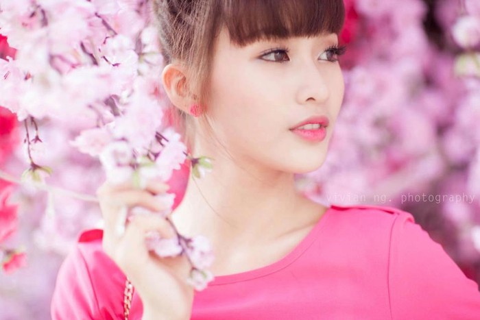 Gương mặt khả ái và thuần khiết của Khả Ngân được một trang mạng tuổi teen trong nước đăng tải từ cuối tháng 12/2012 và sau đó được báo mạng của Trung Quốc đưa lại và dành những từ hoa mỹ như “gương mặt thiên thần”, “người đẹp boxing 15 tuổi”…