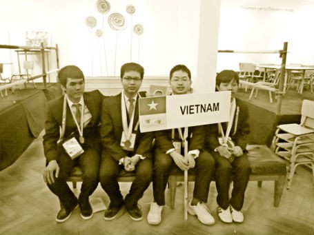 Bảo Linh (thứ hai từ trái qua) cùng các bạn trong đội tuyển Việt Nam thi Olympic Toán Quốc tế lần thứ 53.