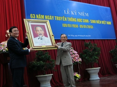 Chủ tịch nước trao tặng ảnh chân dung Bác Hồ đến ông Lê Công Cơ - đại diện thầy trò ĐH Duy Tân, nguyên là một trong những cán bộ chủ chốt của phong trào.