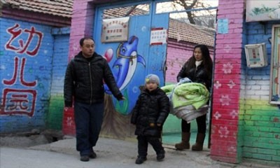 Gia đình cô Wang đưa con trai ra khỏi trường hôm 6- 1.