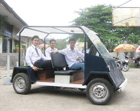 Ba sinh viên Trường ĐH Sư phạm kỹ thuật TP.HCM trên chiếc xe tự hành do mình thiết kế - Ảnh: Đ.N