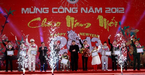 Thầy Chu Quang Đức (ở giữa) tại lễ vinh danh 10 gương mặt trẻ tiêu biểu thủ đô.