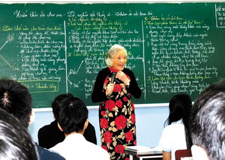 Năm nay 82 tuổi, cô Đàm Lê Đức vẫn miệt mài trên bục giảng dạy về đức dục.
