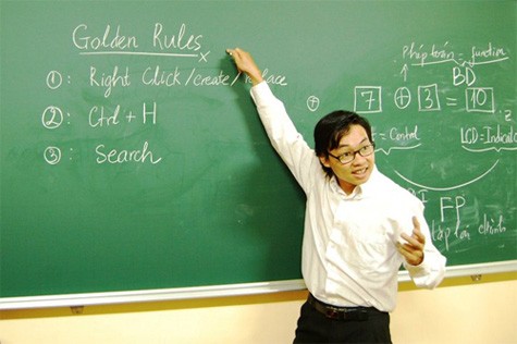 Tiến sĩ Nguyễn Bá Hải giảng dạy trong lớp học.