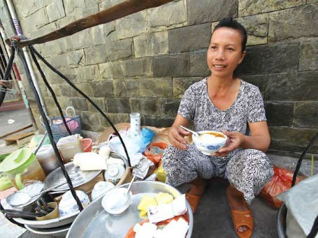 Chị Thanh Thuý và gánh đậu hũ mưu sinh 20 năm nay ở Sài Gòn.