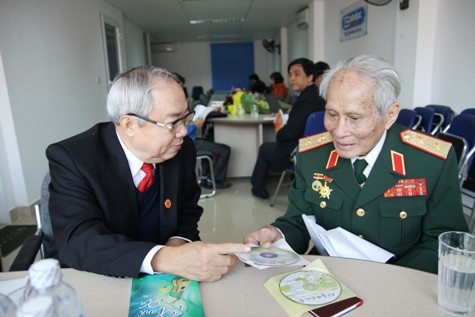 Trung tướng Nguyễn Quốc Thước trong một cuộc giao lưu trực tuyến với độc giả tại Báo Giáo dục Việt Nam.