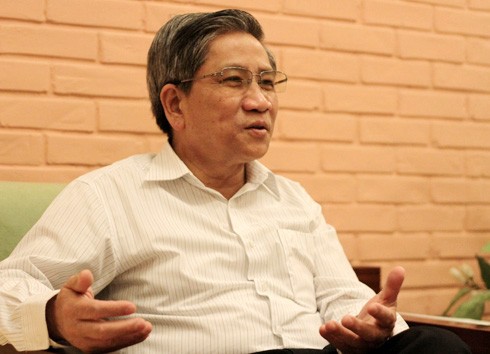 GS Nguyễn Minh Thuyết nhận định, trong dự thảo Hiến pháp còn sử dụng quá nhiều ngôn ngữ văn chương.