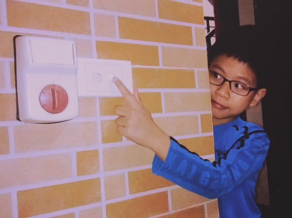 Bức ảnh "Đừng quên tắt điện" của em Đỗ Nghĩa Tuấn, lớp 5C Trường Tiểu học Tân Triều.