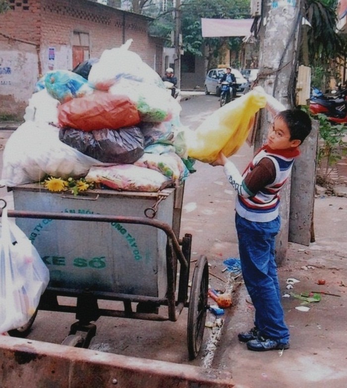 Bức ảnh "Em vứt rác đúng nơi quy định" của bạn Lê Quốc Khánh Dương, Trường Tiểu học Nguyễn Du.