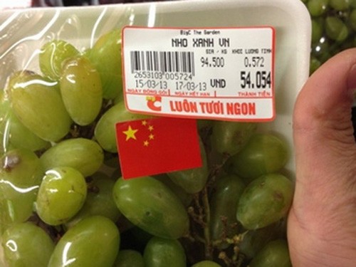 Tên sản phẩm là "Nho xanh Việt Nam" nhưng lại dán cờ Trung Quốc.