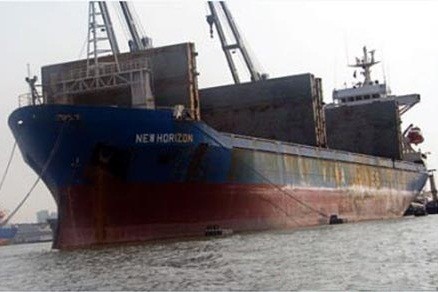 Tàu New Horizon phải neo tại cảng Karachi, Pakistan.
