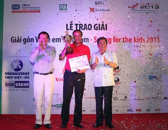Ông Bùi Quang Vinh - Bộ trưởng Bộ Kế hoạch và Đầu tư cùng ông Nguyễn Anh Tuấn - Tổng Biên tập Báo Đầu tư, Trưởng Ban tổ chức Swing for the kids 2013 trao giải Nhất cho tay golf Hoàng Quân.