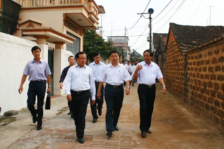 Bí thư Thành ủy Phạm Quang Nghị khảo sát tại làng cổ Đường Lâm.