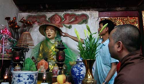 GS Trần Lâm Biền nhận định, chuyện tượng phật "đội nón, mặc áo mưa" ở chùa Diên Hựu đã bị nói quá lên.
