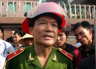 Thiếu tướng Nguyễn Đức Nghi - GĐ Sở Cảnh sát PCCC tại hiện trường vụ cháy.