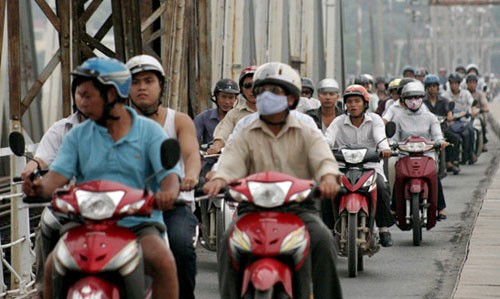 Sáng nay, HĐND TP Hà Nội đã thông qua nghị quyêt thu phí đường bộ với xe máy với 2 mức là 50 nghìn và 100 nghìn/năm.