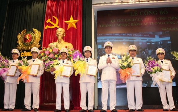 Bộ trưởng Trần Đại Quang trao quyết định thăng hàm cấp Tướng cho các chỉ huy đơn vị, địa phương.