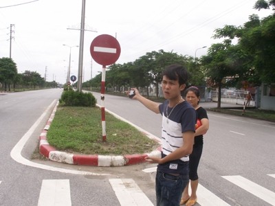 Anh Lê Văn Hậu đứng tại địa điểm xảy ra tai nạn khi nạn nhân Tr. và Hoài bị cảnh sát rượt đuổi tối ngày 14/7.
