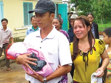 Một gia đình có con tử vong sau tiêm vaccin viêm gan siêu vi B tại BV Đa khoa huyện Hướng Hóa.