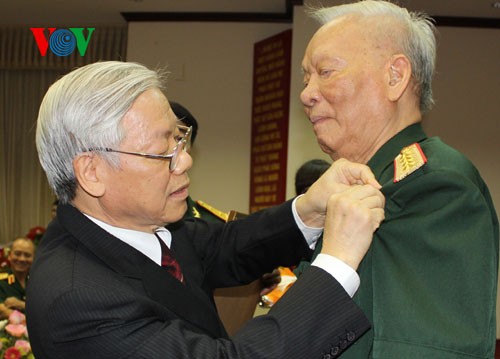 Tổng Bí thư Nguyễn Phú Trọng trao tặng huy hiệu 75 năm tuổi Đảng cho Đại tướng Lê Đức Anh. (ảnh: VOV)
